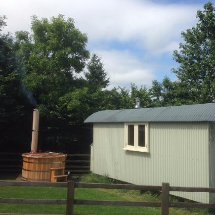 Shepherds Hut with Hot Tub - Holmebeck Huts